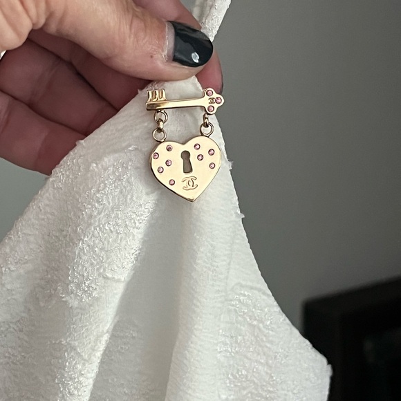 Authentic Chanel Brooch Coco Mark Heart Key - Colour Stone Pink- 24k Gold Plated - Picture 9 of 12